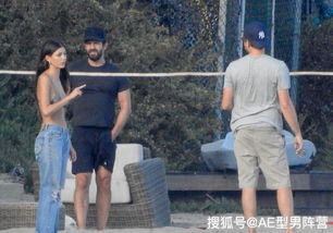 小李子莱昂纳多打沙滩排球动作笨拙又可爱,一旁女友身材惹眼