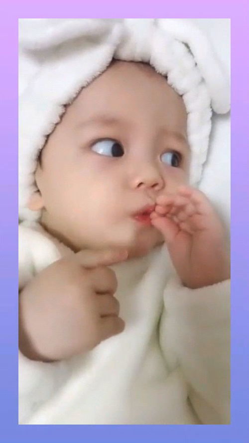 吃柠檬的这个小表情,特别的可爱,竟然吃出了吮指鸡的感觉