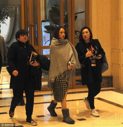 陈乔恩活动迟到张嘴表情木讷紧裹披巾头发凌乱