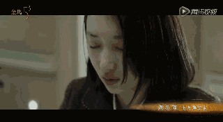 新晋金马影后周冬雨,在颁奖礼现场竟然是一枚行走的表情包