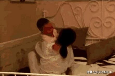 妻子晚上多次起床,丈夫怀疑,装摄像头