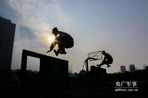 剪影丨兵哥哥,你跑障碍的样子真帅