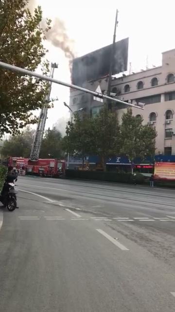 突发潍坊胜利街虞河路附近一楼房广告牌失火