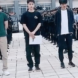 王一博参加禁毒宣传活动,没拿住剧本掉地上,现场表现及小表情太憨了