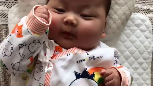 小宝宝一睡醒只要看到妈妈,接下来的表情好萌啊,太可爱了