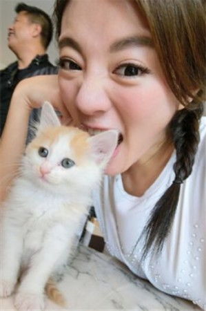 安以轩被小猫咬手指报复对方张大嘴搞怪