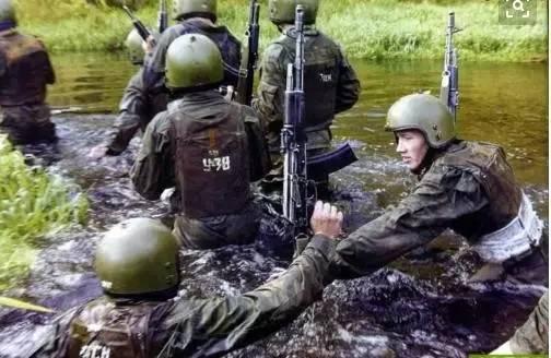 美国大兵背包里塞满了避孕套和卫生巾你们真的是去打仗的吗