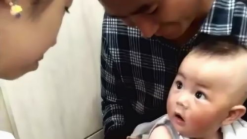 带孩子去医院打针,这萌萌的表情太逗了,网友真坚强