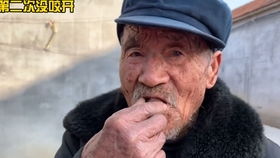 萌娃被爷爷奶奶挂在秤杆上称体重孩子我是谁我在哪