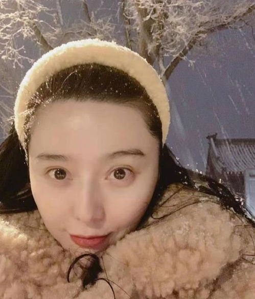 范冰冰为捞金真拼了,罕见大尺度低胸礼服,一身粉嫩硬凹十八少女