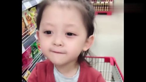 女儿在超市里唱歌,这个小表情和声音,真的是太可爱了