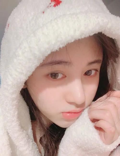 鞠婧祎挑战新发型,空气刘海美到飞起,小表情太可爱了