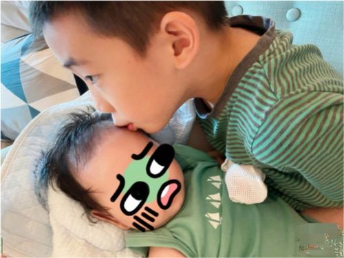 陈小春携妻儿外出,应采抱小儿子温柔甜笑,穿黑裙挡产后臃肿身材