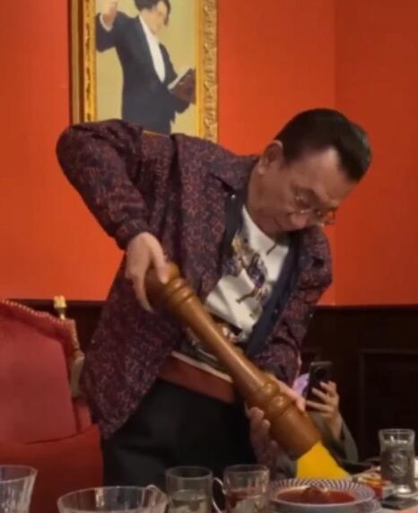 侯耀华现身饭局,右手抢镜,何云伟陪坐一脸尴尬