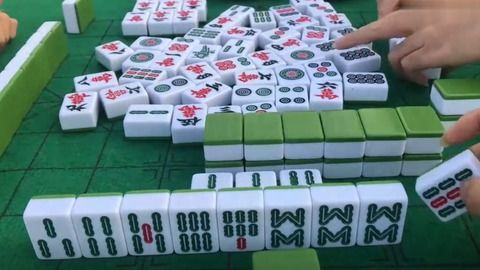 麻将小姐姐手里都是单牌,随便打出一张就放炮,结局搞笑了