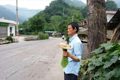 回顾51岁农民撞脸马云走红,老板骑摩托车接他被怒斥,如今怎样