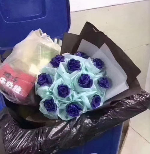 花被丢进垃圾桶的图片