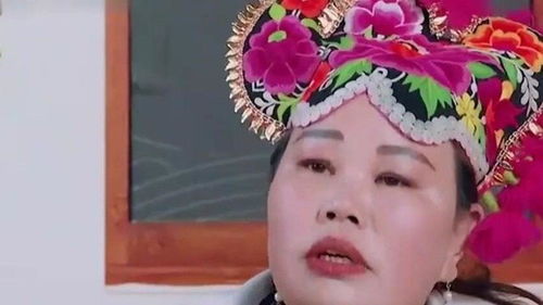 李雪琴在台下乐呵被蔡国庆拖上来营业,表情贼逗