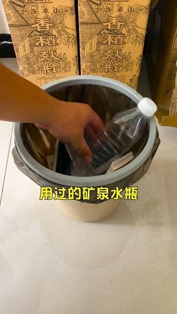 矿泉水瓶自制养花浇水神器