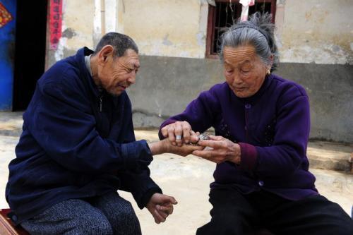 陈秀英近亲结婚生下仨猴娃,为照顾他们,50年没出村