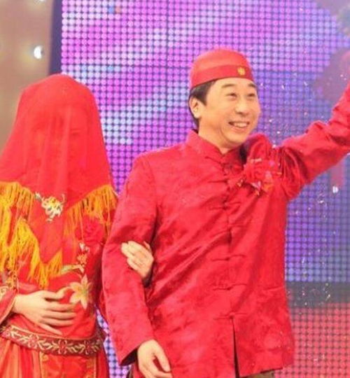冯巩连登33次春晚,和初恋结婚37年,47岁被妙龄保姆敲诈分手费