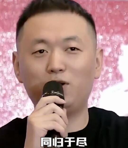 幽默笑话早上看到一快递妹子骑摩托不到3秒就人车倒地