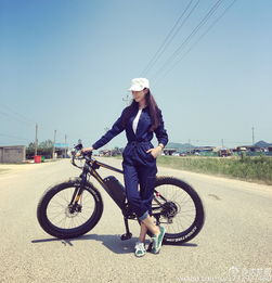 好骑心日报丨女主播海边骑行秀身材大热天为何穿这么多