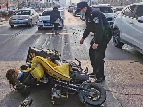 外卖骑手意外出车祸,路过的警察一个举动太暖了