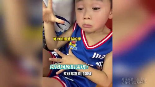 男孩还没睡醒又想打篮球球顽强的意志力掌控了表情