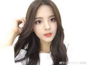 杨超越反手吃零食活泼可爱