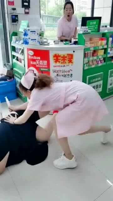 美女打针太紧张,没想到还遇到实习护士,整个过程笑翻了