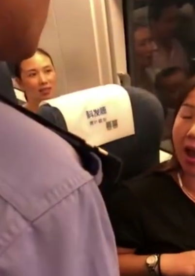 高铁霸座女座位上又没贴号,凭啥不能坐后排女子的表情亮了