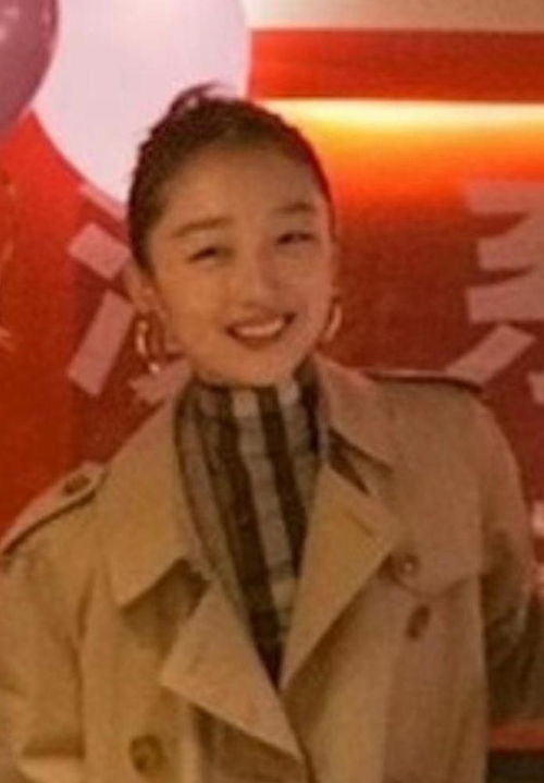 周冬雨参加同学聚会,大手笔包大家吃喝,合照太开心笑出表情包