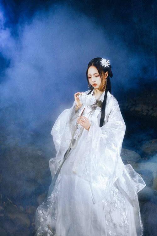 气质美女一袭白衣,画了比较唯美的妆容,整个好似仙女下凡