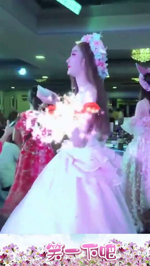 泰国街头最美的人妖,长裙翩翩仿佛仙女下凡,网友情何以堪