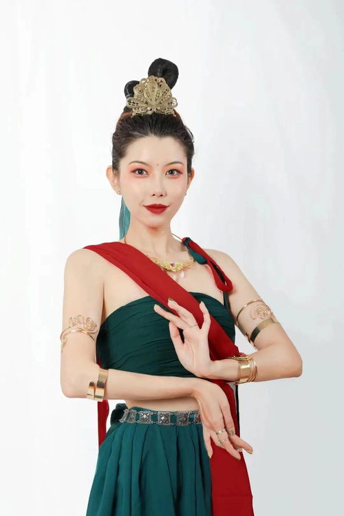 火爆全网水中洛神来自华附广大90后舞者何灏浩真正出圈的是中华文化