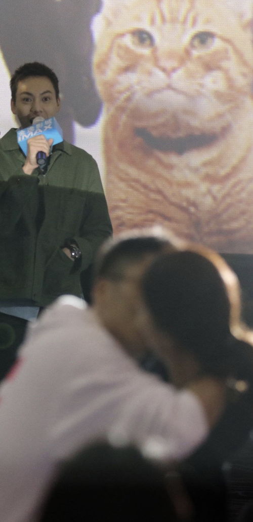 组图陈伟霆被粉丝喂狗粮不可置信秒变表情包神态可爱