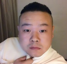 岳云鹏晒呆萌胡茬自拍表情动作遭网友模仿