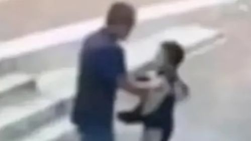 男孩被午托班男老师当街追打,孩子妈妈报警