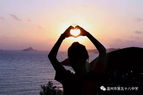 夕阳下的奔跑表情包捂脸