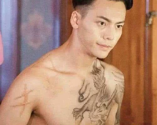 同样是纹身陈伟霆霸气,岳云鹏可爱,却都输给了他的经典