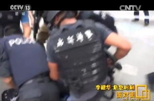黑豹突击队为救人质手指插入抛弹口阻嫌犯开枪