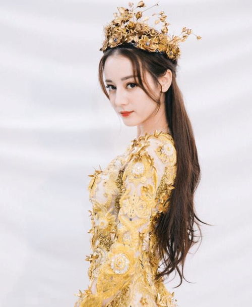 新疆女神迪丽热巴下班照被晒出,网友蓬松的头发,真实的小腿