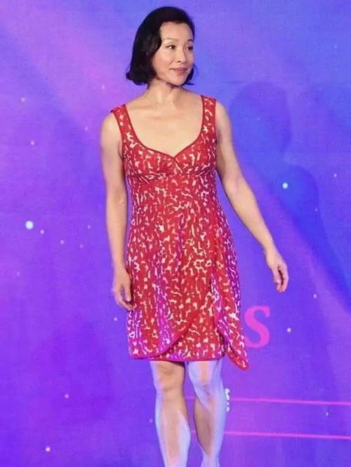 陈冲这回穿得像个小姑娘,红色背心裙配波波头,看不出是61年的