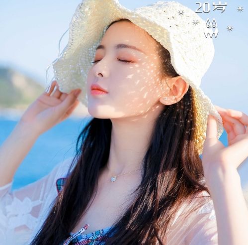 杨超越身穿蓝色格纹裙搭配纱质轻薄外套,轻盈浪漫,仙气十足