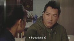 男子跟妻子一路上有说有笑的,一看到女警察,表情立马变了