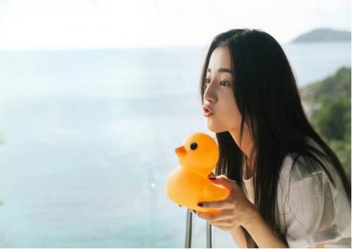 迪丽热巴捂住胸口不给看,网友就喷她不敬业