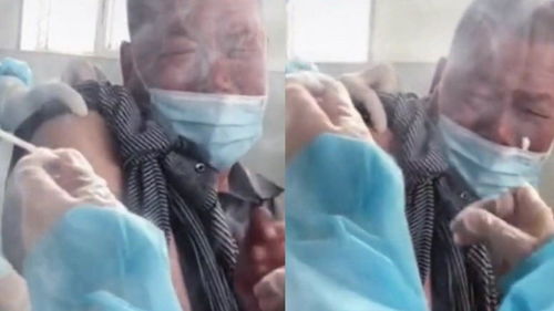 大爷打针吓成表情包,扭来扭去表情夸张,大爷我还是个宝宝
