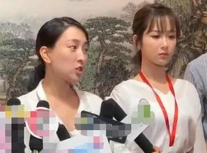杨紫为马苏举话筒,却面无表情眼神放空,网友不情愿