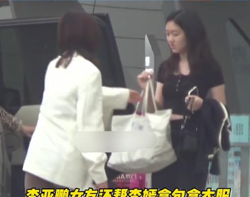 李亚鹏全家现身机场,女友为李嫣背包拿衣服,李嫣嘴部疤痕超明显